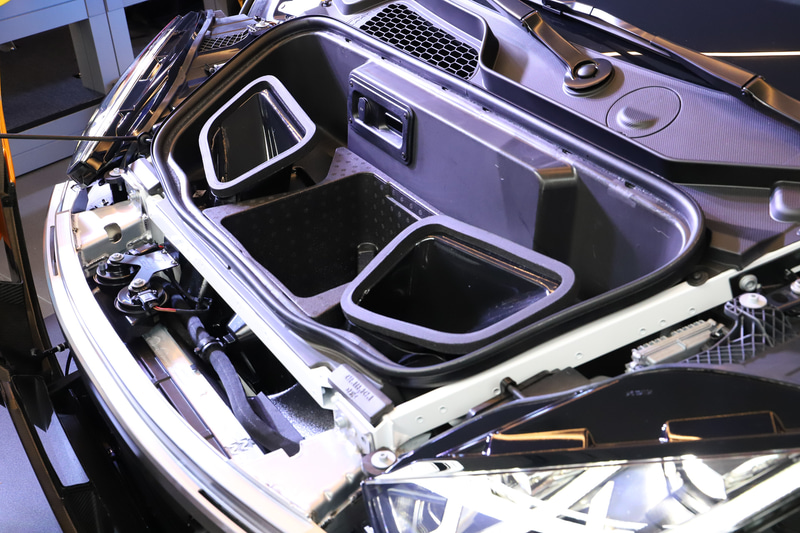 フロントボンネット、バンパー、フェンダーを一体化させた特徴的な「Cofango（コファンゴ）」は「ミウラ」のアイコニックなデザインを踏襲。フロントトランクにはヘルメットを収納できる