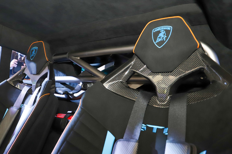 リアアーチはアクラポビッチと共同開発した高級チタン合金製。ステンレス製に比べて40％軽量化されている