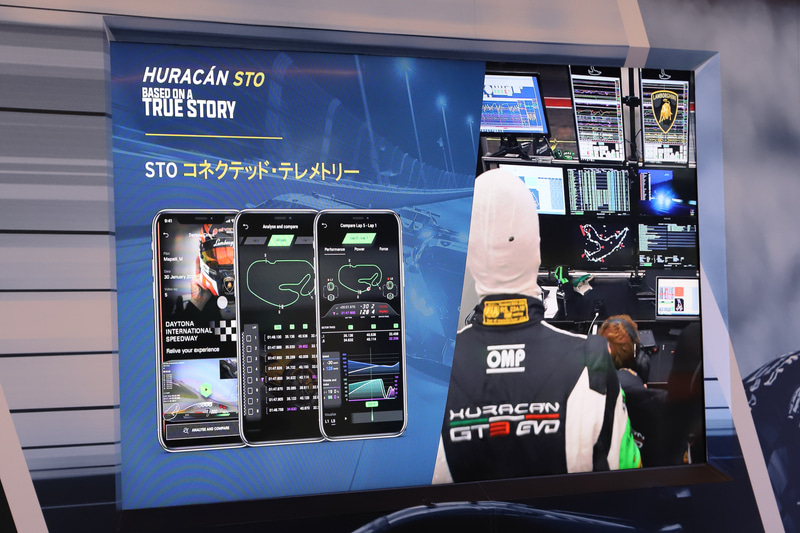 「Lamborghini Unica」アプリを使用するとスマートフォンでドライビングが確認できる