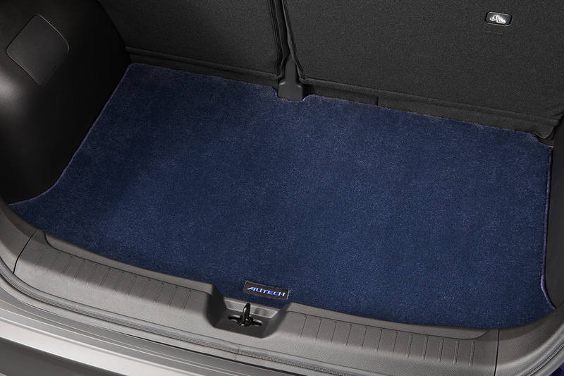 インテリア全体をブルーとブラックでコーディネート。インストルメントパネルには鮮やかな木目が特徴的な高級材「紫檀（シタン）」の柄にダークグレー色を施しつつ、さりげなくブルーに光るパールをあしらった