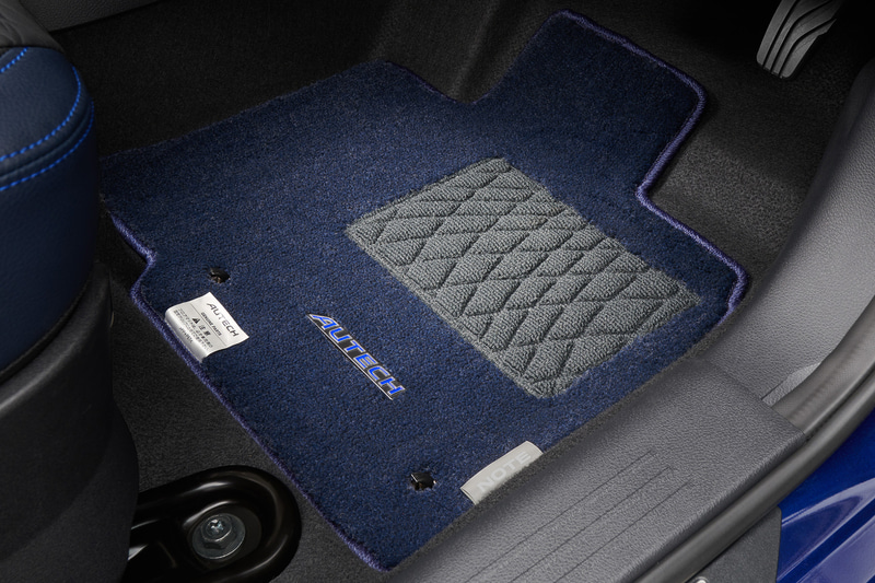 インテリア全体をブルーとブラックでコーディネート。インストルメントパネルには鮮やかな木目が特徴的な高級材「紫檀（シタン）」の柄にダークグレー色を施しつつ、さりげなくブルーに光るパールをあしらった