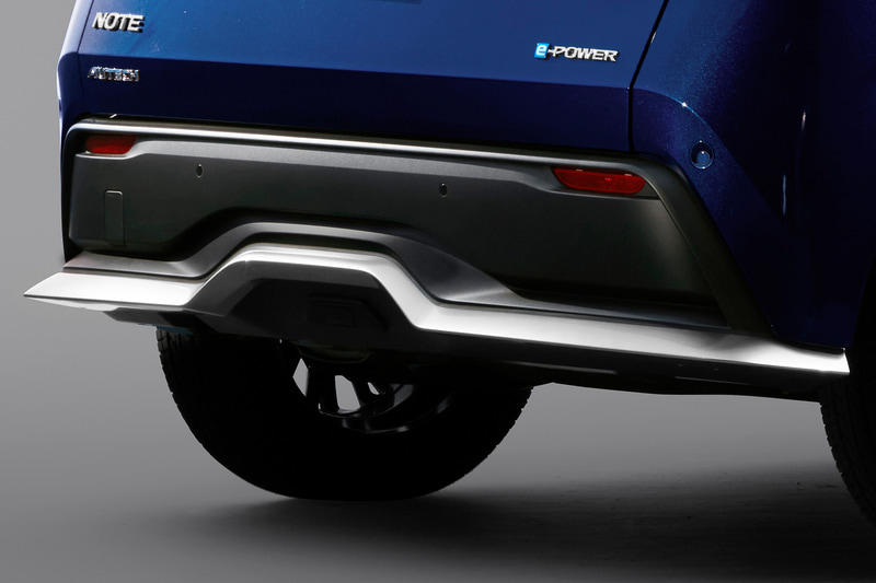 リアプロテクター（メタル調フィニッシュ）