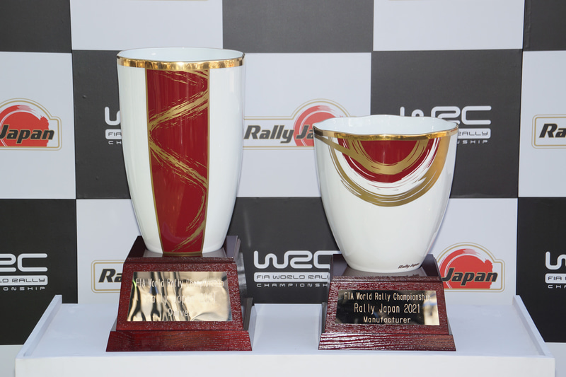 左側が優勝者に贈られるトロフィー、右がマニュファクチャラーに贈られるトロフィー