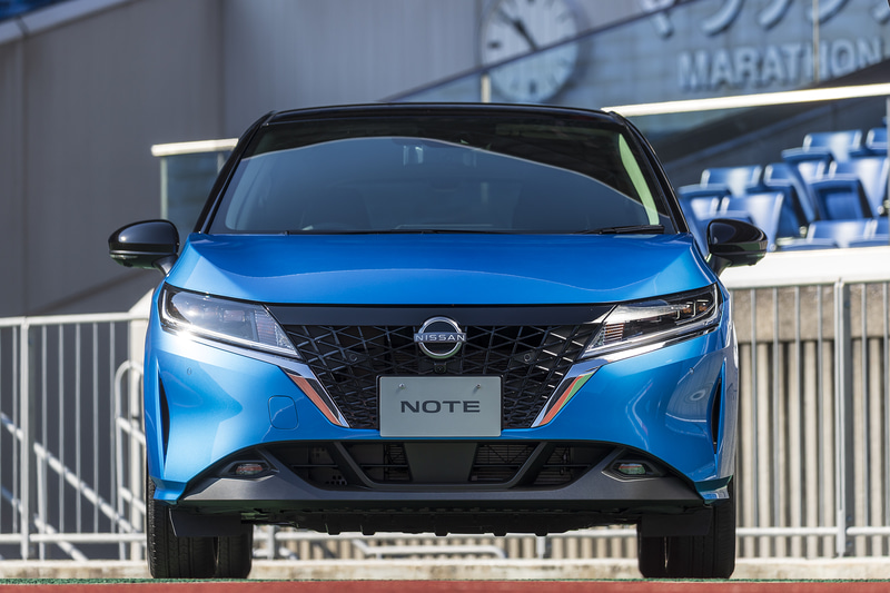 立体感がありつつ段差や隙間が極力抑えられた仕上がりは、従来のコンパクトカーの概念を超えるモノ