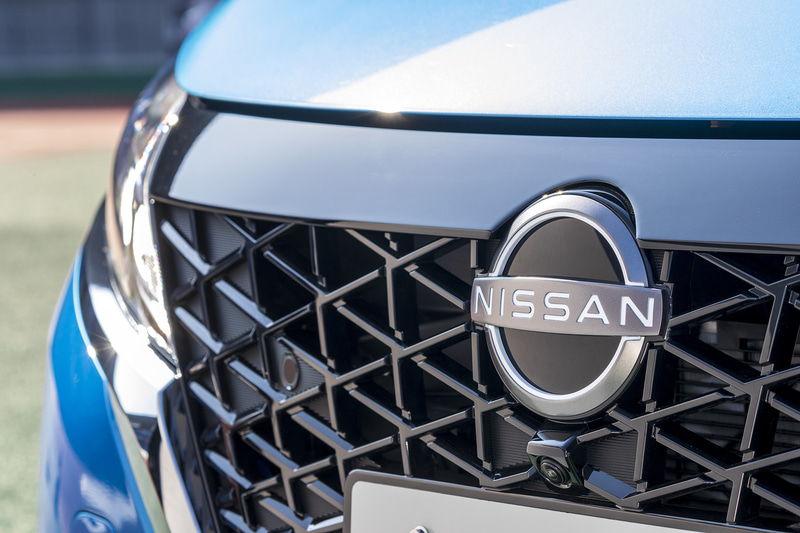 フロントグリルには新しいブランドロゴが輝く