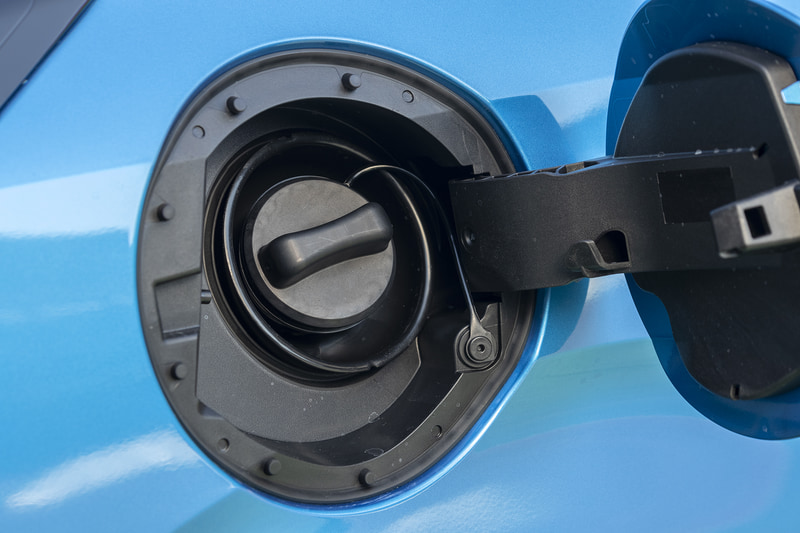 燃料は無鉛レギュラーガソリン仕様。タンク容量はFのみ32L、それ以外は36L