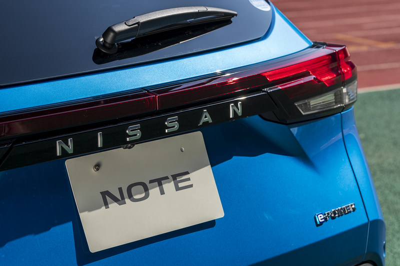 水平に伸びるリアガーニッシュにはNISSANの文字。ステッカーではないところに新型の意気込みが感じられる