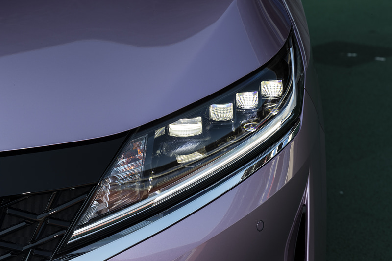 全グレードにオプション設定されるLEDヘッドライト。先行車や対向車を検知して照射範囲を自動で切り替える機能も備わる