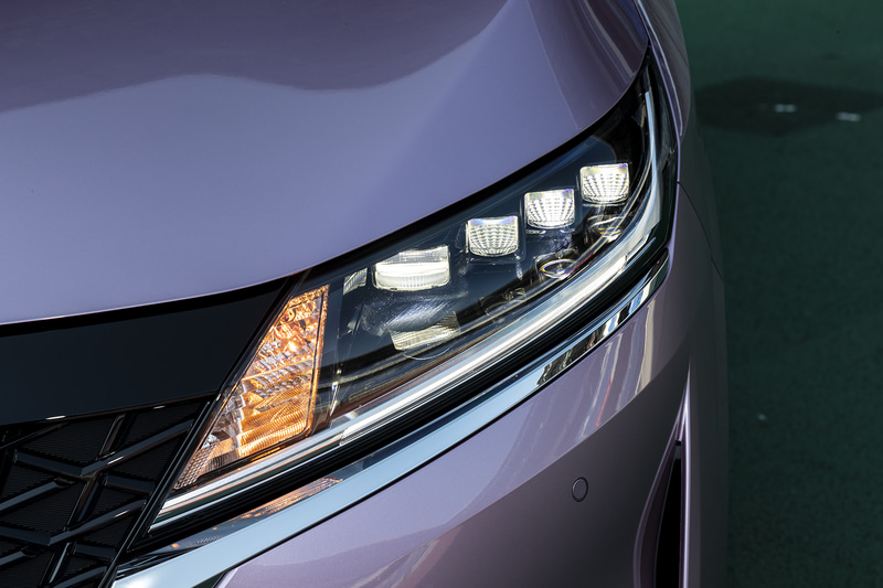 全グレードにオプション設定されるLEDヘッドライト。先行車や対向車を検知して照射範囲を自動で切り替える機能も備わる