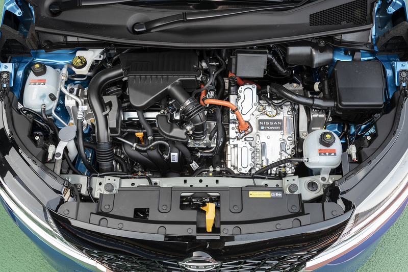 ボンネット内には発電用エンジンと一体型のインバーターなどが収まる