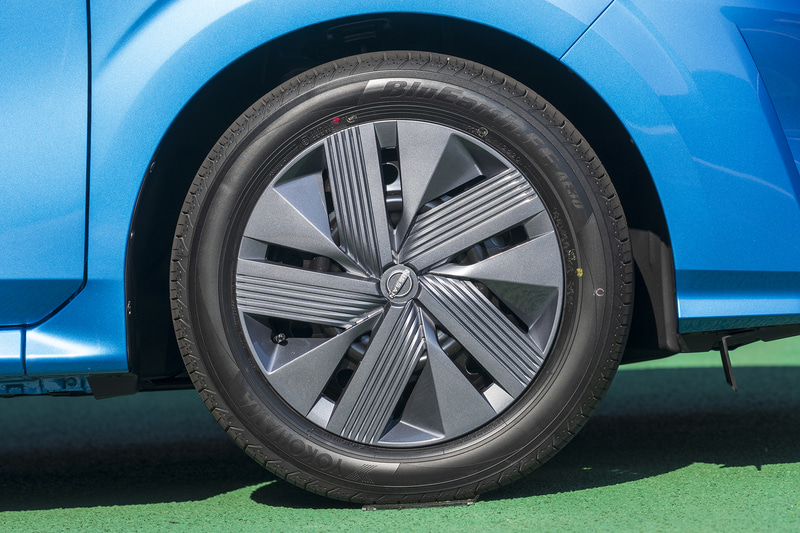 Xグレードのタイヤサイズは185/60R16でフルホイールキャップが付く。その他のグレードは185/65R15