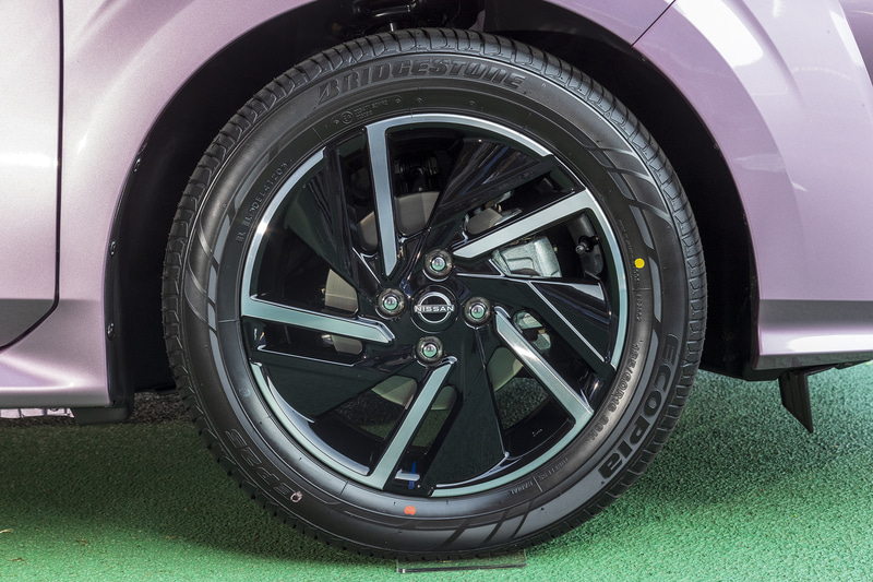 Xグレード向けのオプションの16インチアルミホイール