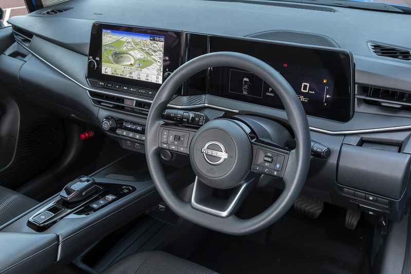 ステアリング形状も一新。スポーティなデザインとなった