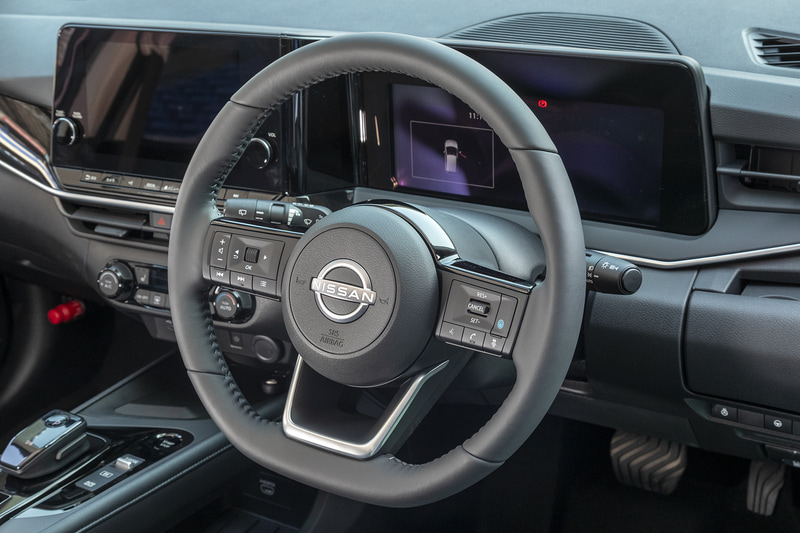 XとSグレードではオプションで本革巻ステアリングを選ぶことが可能