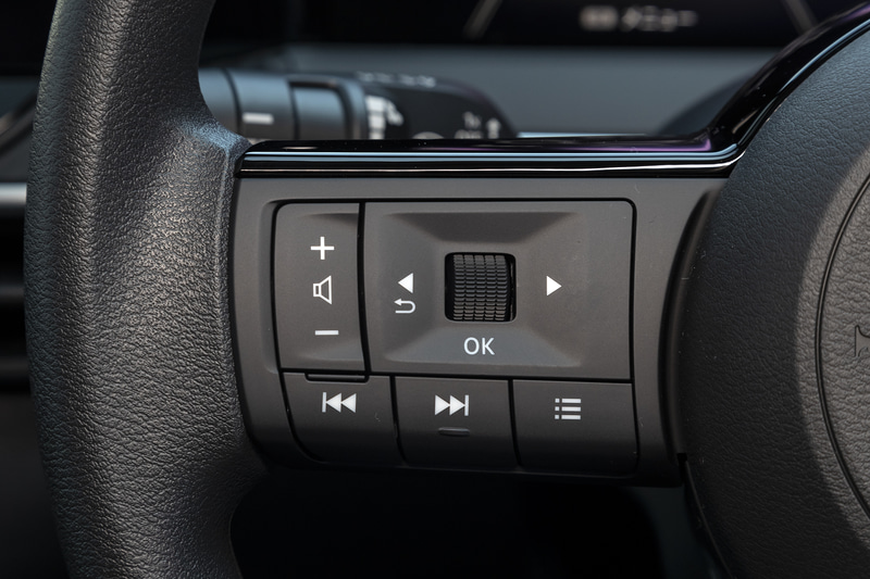 スポーク部のスイッチ類とこちらも新しくなったブランドロゴ