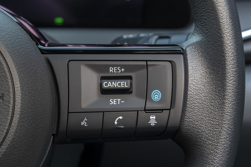 スポーク部のスイッチ類とこちらも新しくなったブランドロゴ