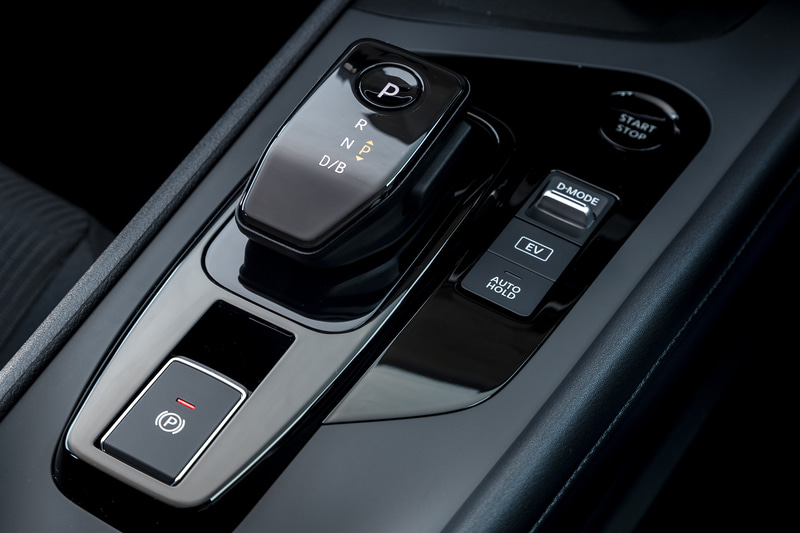 シフトは電子制御のスイッチタイプになった。ベース部分がピアノブラックとなるのはXグレードのみ