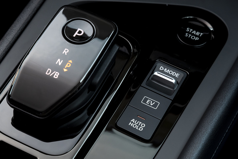 シフト横にはドライブモードの変更スイッチなどが並ぶ