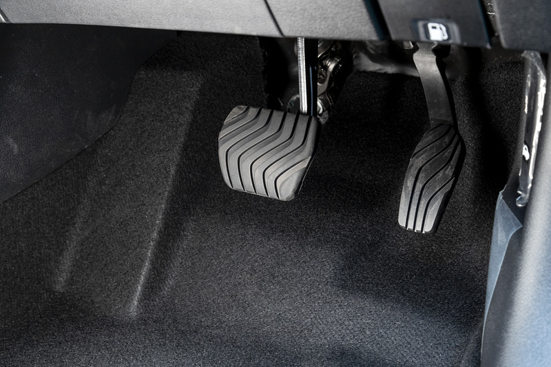 ペダルまわり。パーキングブレーキは電動になった