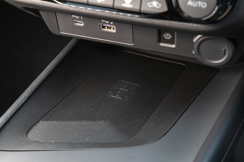 タイプAのUSB電源ソケットが標準。オプションでタイプCとワイヤレス充電器の装着が可能