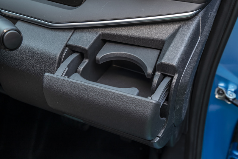 運転席側のカップホルダーは紙パックにも対応。収納時はスマホを置くことができるポケット形状になる