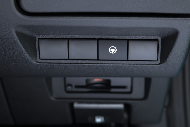 ステアリングコラム右側のスイッチ群。下にはETC車載器の装着スペースも用意