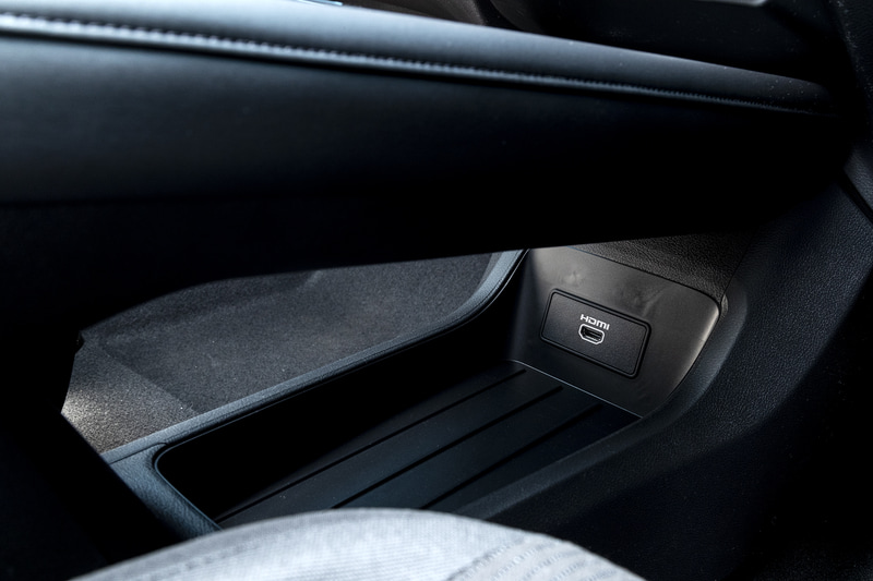 下部は大型の収納スペースになっている