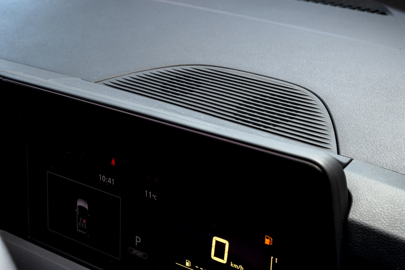 メーターパネル上には情報提示時の音を再生するスピーカーを配置。今回はバンダイナムコのサウンドクリエイターとのコラボレーションにより、これらの音が一新されている