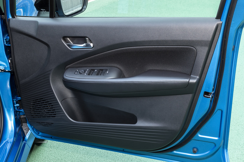 運転席ドアトリム。インナーハンドルがメッキ仕上げとなるのはXグレードのみ