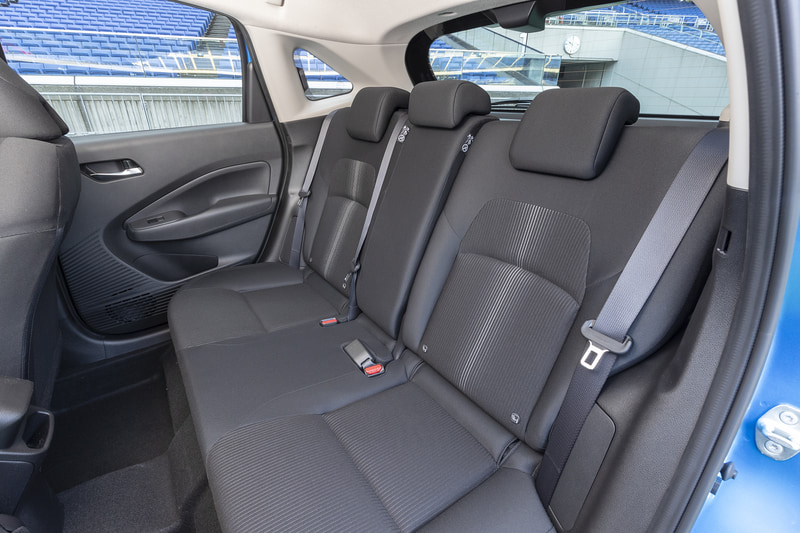 このクラスでは珍しいリクライニング機構を備える。リクライニング角は4度