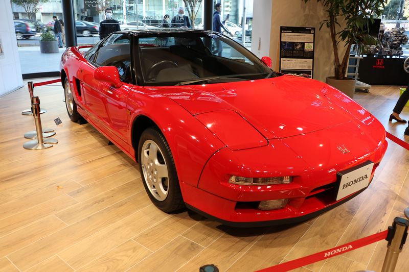 初代NSXは普段公開されていないシリアルNo.1（生産第1号車）で、量産車とは異なりACURAロゴのステアリング、カーボン製エンジンカバーが装着されている。