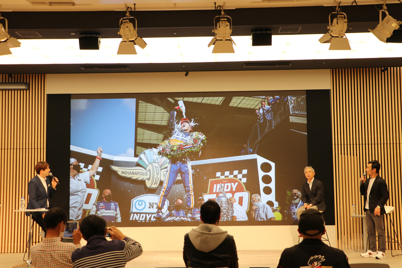 スペシャルゲストとして登場した佐藤琢磨選手。イベントの途中ではインディ500の2度目の優勝について「無観客レースで生の声援がなかったのはとても寂しかったですが、レースに向かう気持ちはいつもを同じでしたので、画面を通して応援してくれているファンのためにも勝ててよかった」と語った