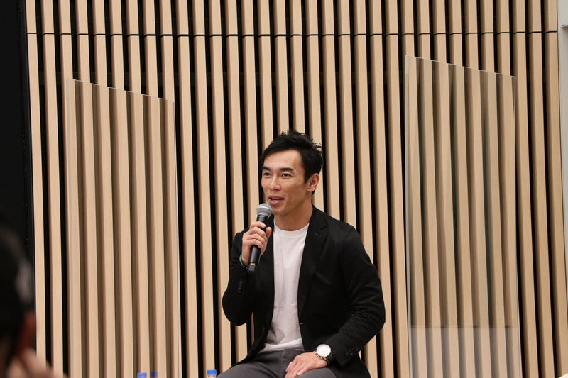 スペシャルゲストとして登場した佐藤琢磨選手。イベントの途中ではインディ500の2度目の優勝について「無観客レースで生の声援がなかったのはとても寂しかったですが、レースに向かう気持ちはいつもを同じでしたので、画面を通して応援してくれているファンのためにも勝ててよかった」と語った