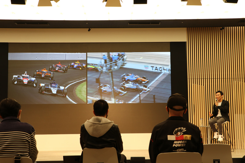 スペシャルゲストとして登場した佐藤琢磨選手。イベントの途中ではインディ500の2度目の優勝について「無観客レースで生の声援がなかったのはとても寂しかったですが、レースに向かう気持ちはいつもを同じでしたので、画面を通して応援してくれているファンのためにも勝ててよかった」と語った