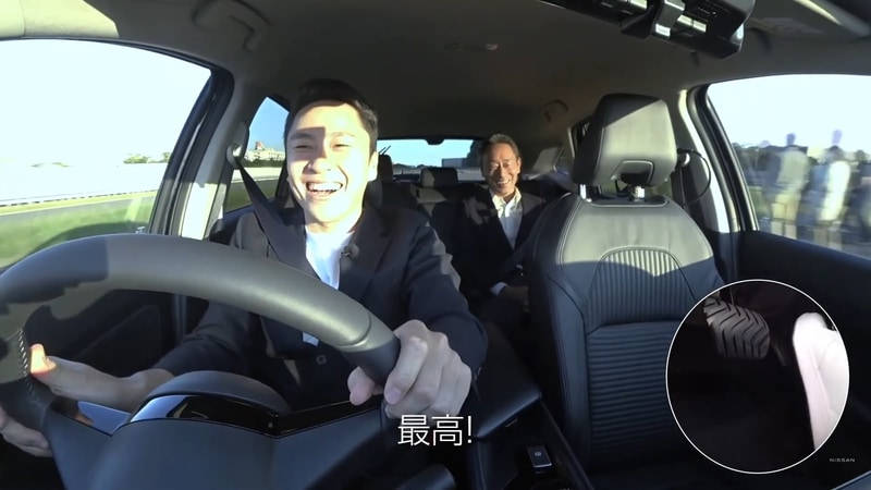 テストコースをドライブする太田雄貴氏