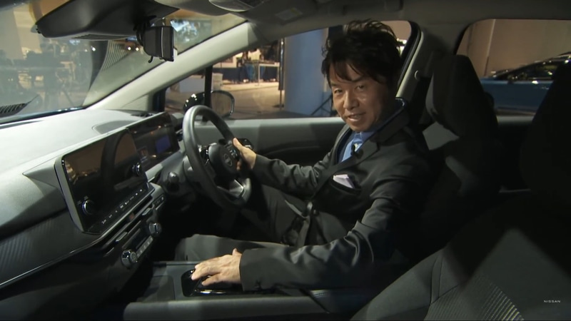 実際に運転席に座り解説する入江氏