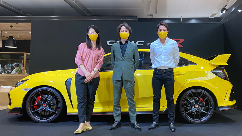 TYPE R開発責任者の柿沼秀樹さん（中央）と、今季は64号車 Modulo Nakajima RacingよりSUPER GTに参戦中の伊沢拓也さん（右）。こだわりの黄色いボディカラーに合わせ、開発メンバーお手製という黄色いマスクをいただき、お揃いでつけさせていただきました