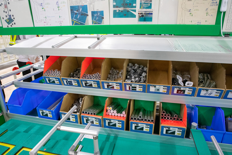 組み立て順に並べてある小物パーツ。各パーツのストック状況もひと目で分かる