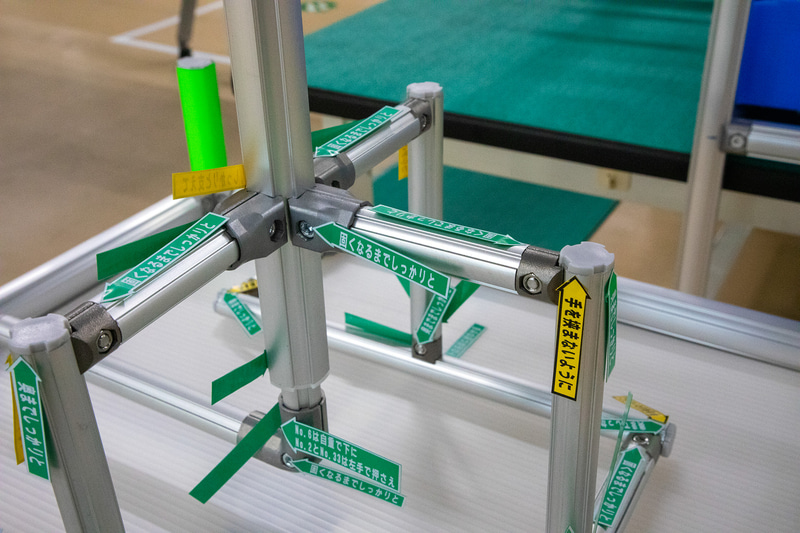 作業台横には完成見本が置いてあり、組み立て時のポイントが記されている。組み立てにかかる時間は約20分とのこと