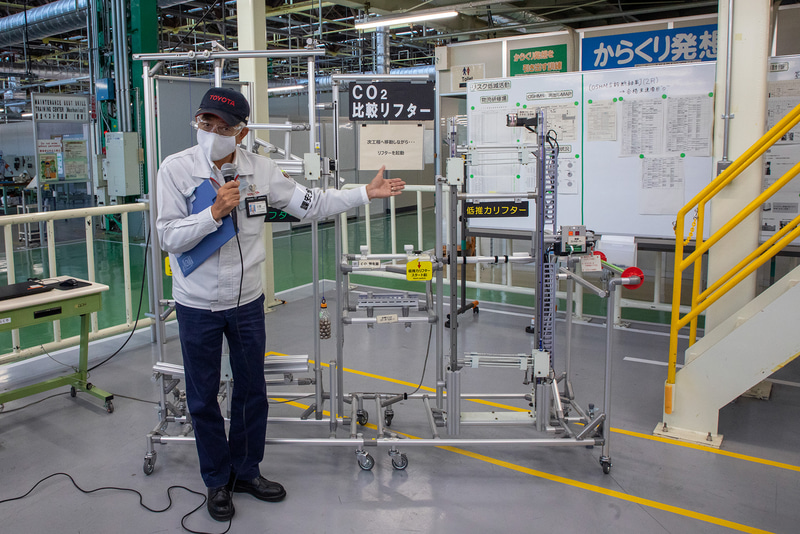 カイゼンを行なうための人材を育成する「からくり発想館」という部署をまとめる土屋氏。各工場製の消毒スタンドも、それぞれが自主的に作り始めたというだけでなく、必要なパーツは自分たちで作り、そこに知恵と工夫でカイゼンを重ね、使い壊れてしまったら自分で直すという、ものを大切にする心を持つという「もの作りの心」から生まれた用具であるということだ