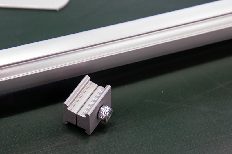 支柱には溝が設けてあって、ガイドパーツでその溝を加えてステーや台座と連結させるようになっている。ともにアルミ素材