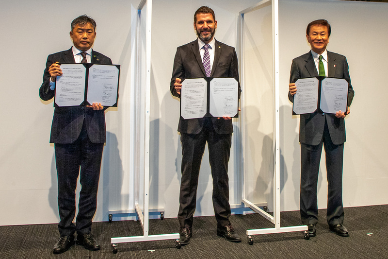 ポルシェジャパン、千葉県、木更津市の3者はこの発表会にて覚え書きへの署名を行なった。左から木更津市 市長の渡辺芳邦氏、ポルシェジャパン株式会社 代表取締役社長 ミヒャエル・キルシュ氏、千葉県知事の森田健作氏