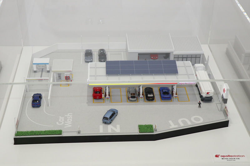 給油機上のキャノピーには太陽光パネルが設置されている
