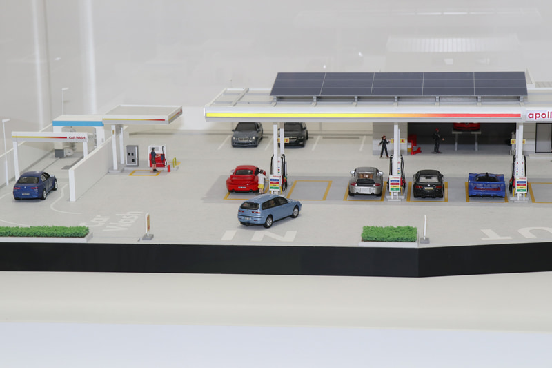 給油機上のキャノピーには太陽光パネルが設置されている