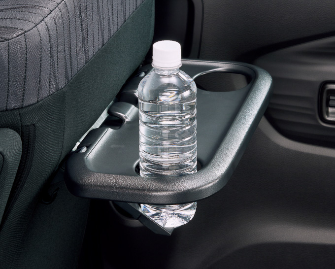 運転席/助手席シート背面には後席の人が使えるパーソナルテーブルを設置