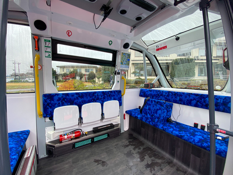 安全な運行管理を実現するため自動運転バスの状態監視や、緊急時の対応、走行前の車両点検、走行指示機能などを備えるBOLDLYの「Dispatcher」を搭載する