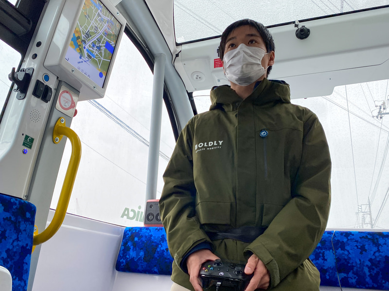 手動運転が必要な際にははアクセルやブレーキ、ステアリングの代わりとなるゲーム用コントローラーによって人間が操作する