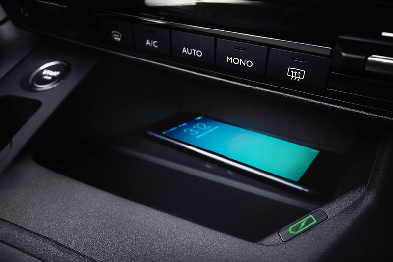 ワイヤレススマートフォンチャージャーは全車標準装備