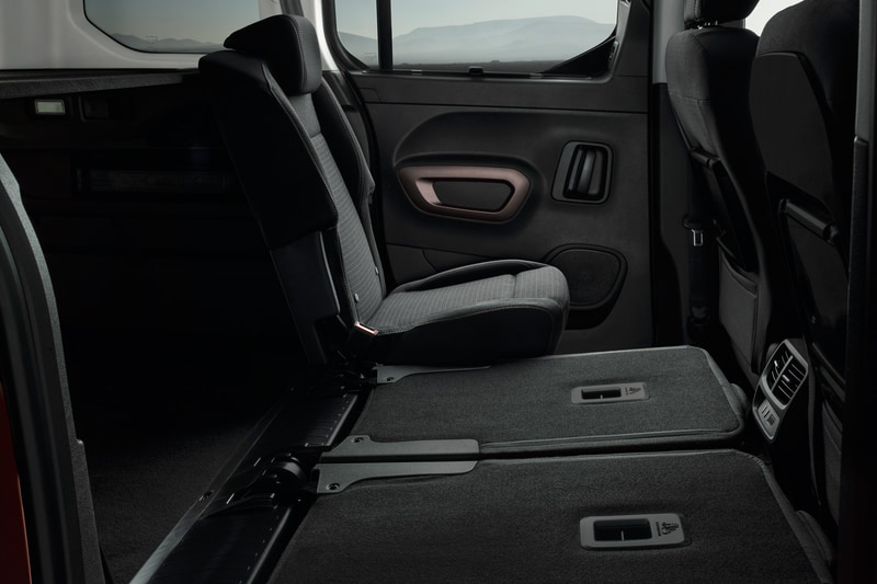 リアシートは3座独立の3分割可倒式