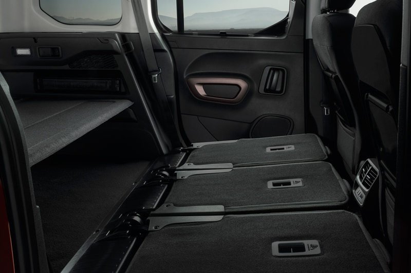 リアシートは3座独立の3分割可倒式